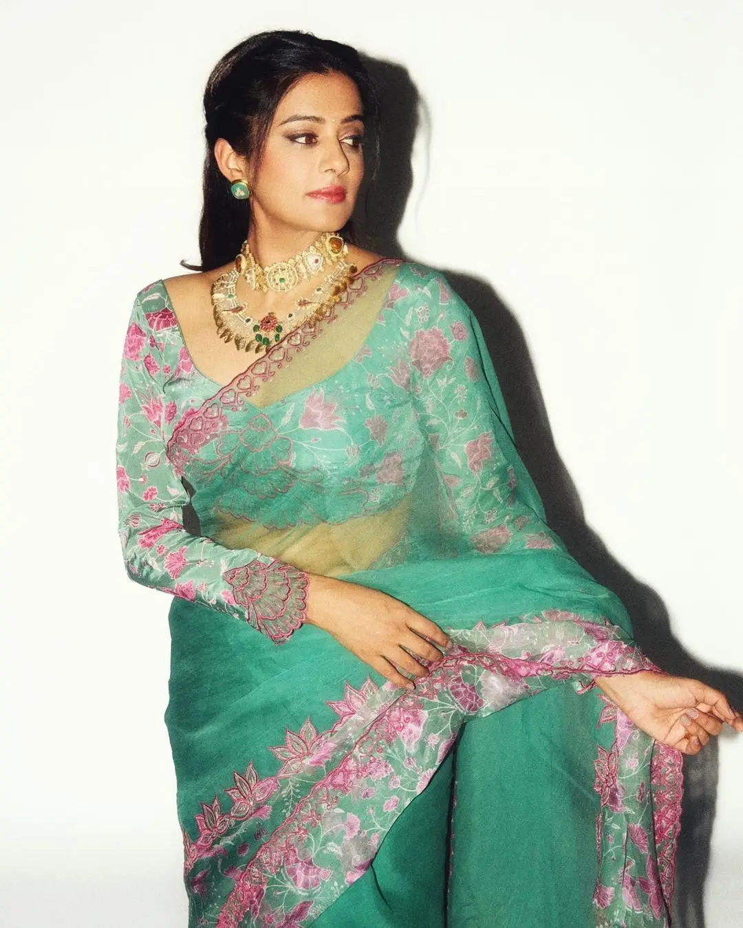 PRIYAMANI IN SOUTH INDIAN TRADITIONAL GREEN SAREE BLOUSE 7